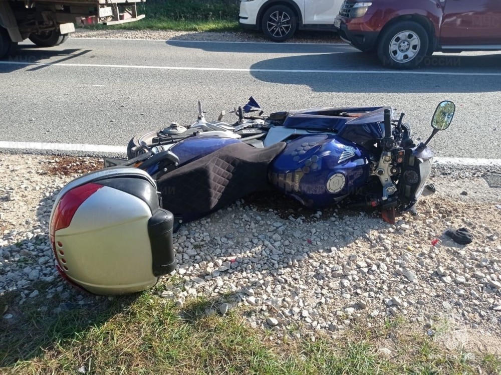 В Калужской области мотоциклист с пассажиркой врезались в «Хендай»