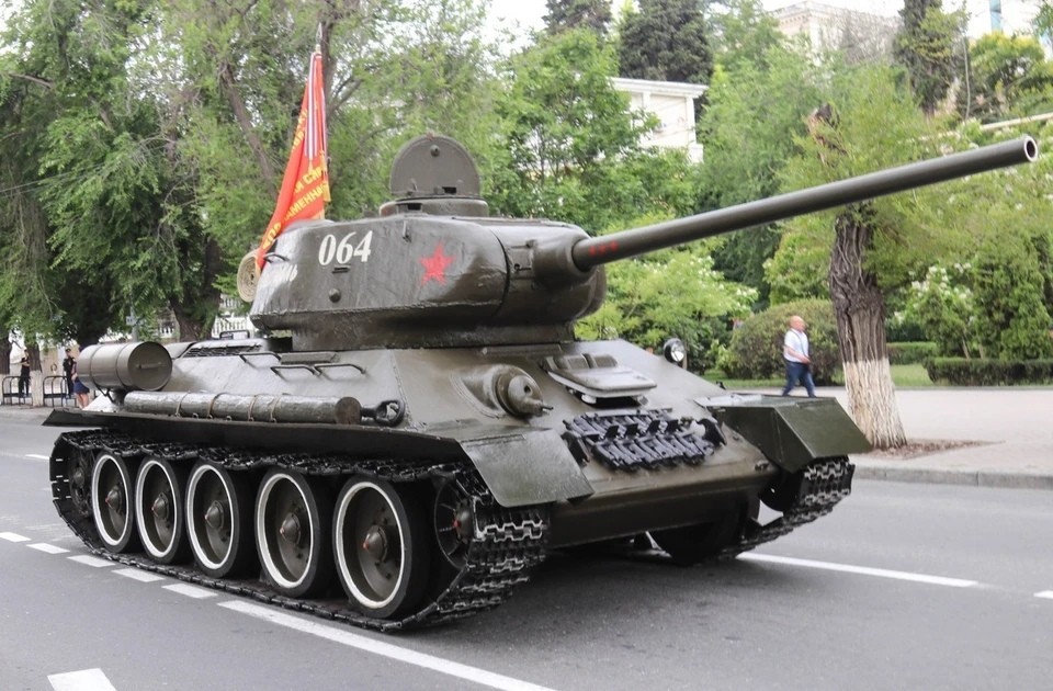Глава Кременок предложил забрать танк Т-34, который демонтировали в Нарве