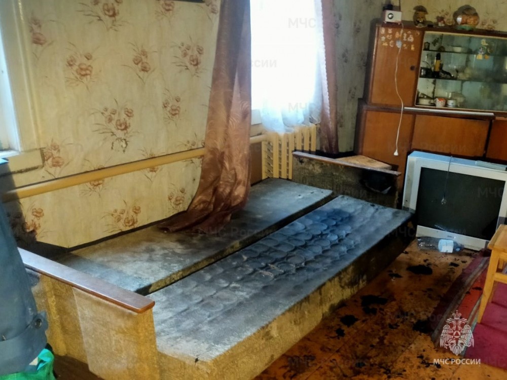 Диван загорелся в частном доме в Калужской области