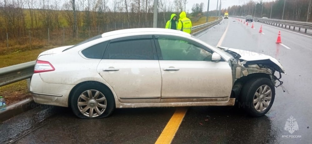 В Калужской области водитель «Ниссана» врезался в отбойник