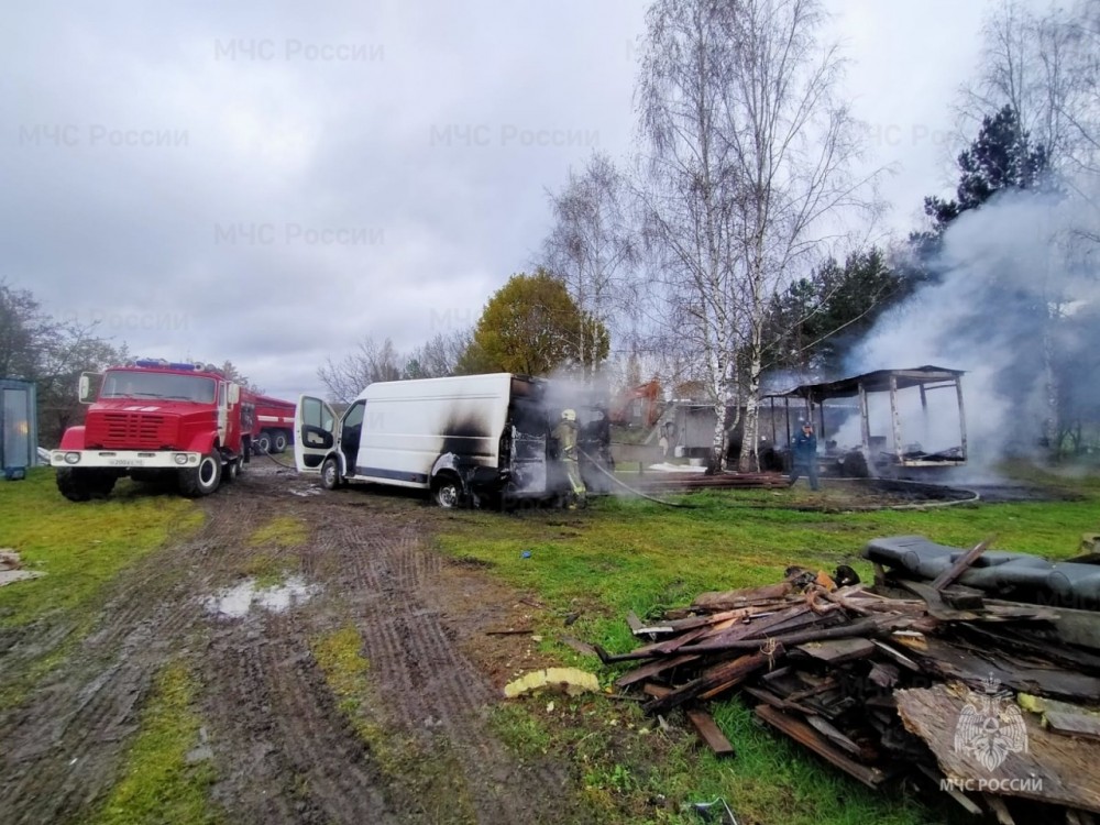 Сарай и фургон загорелись в Малоярославецком районе