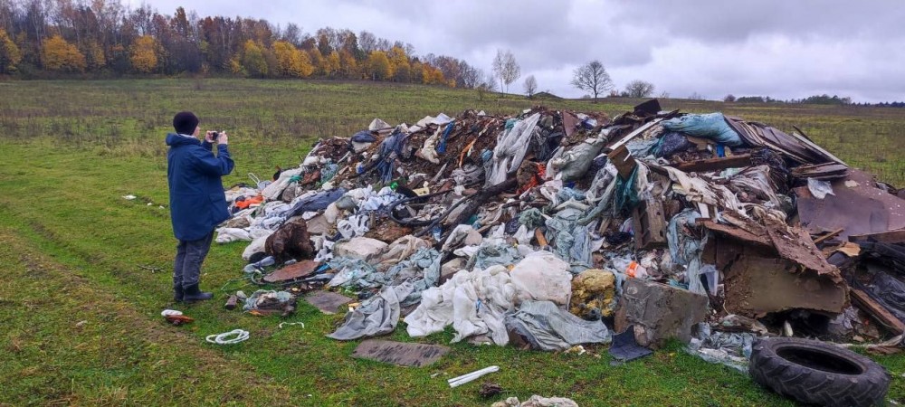 В Калужской области на поле выгрузили три грузовика мусора