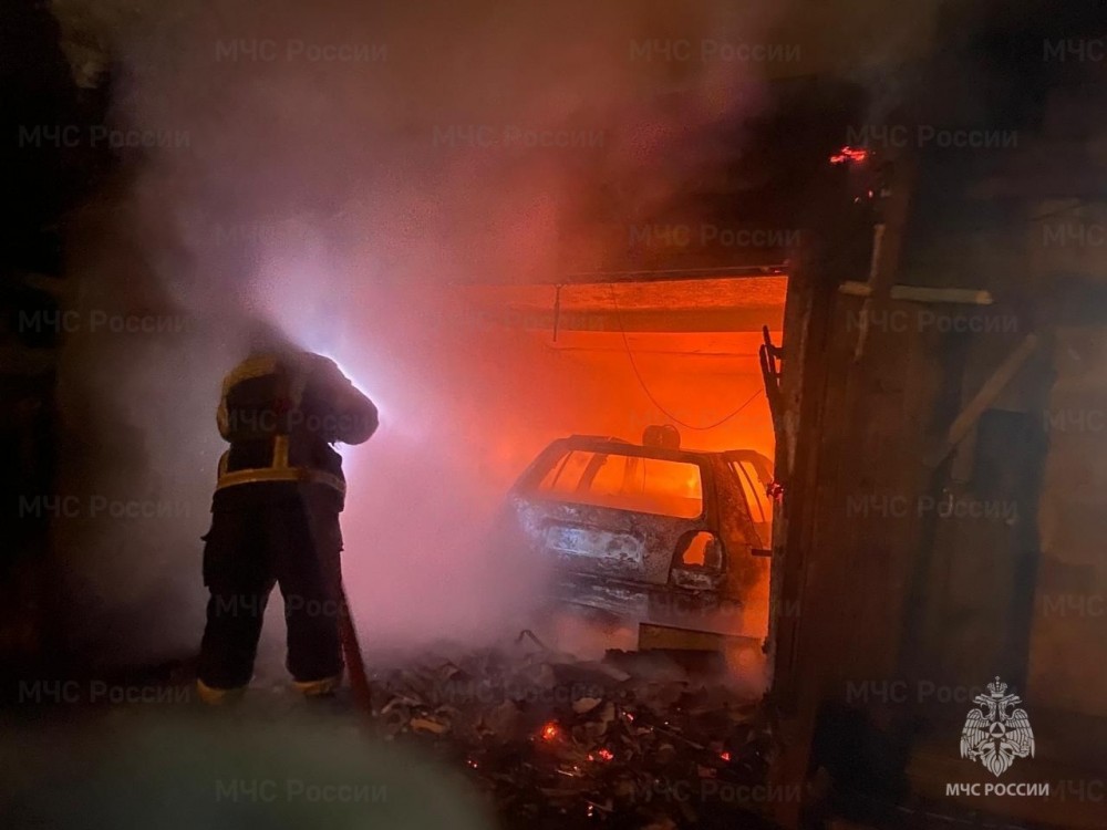 В Балабаново машина сгорела в гараже
