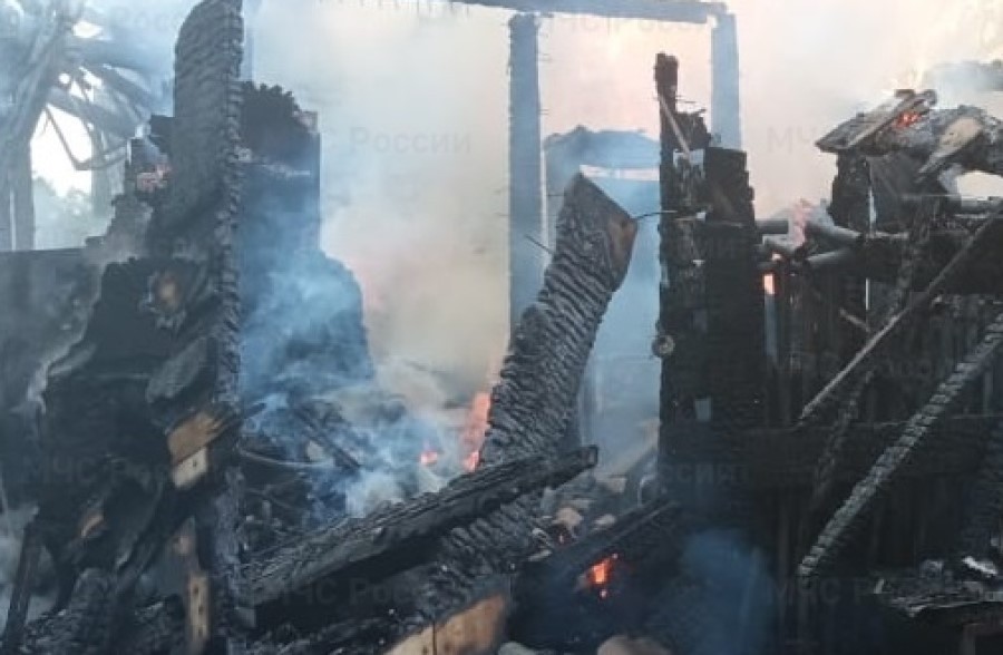 В Ворсино дача сгорела вместе с машинами