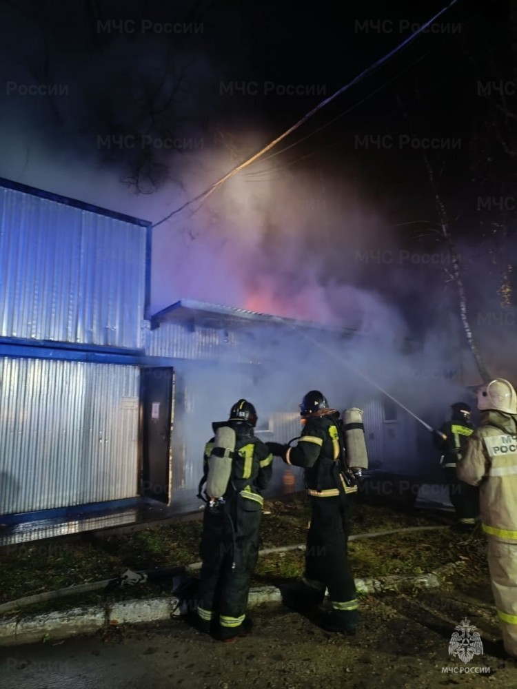 Бытовка сгорела возле Киевской трассы в Калужской области