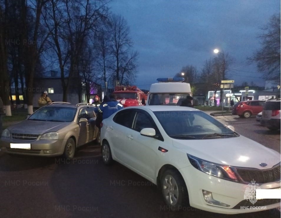 В Калужской области водитель «Киа» врезался в припаркованный «Шевроле»