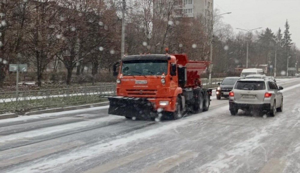В Обнинске коммунальщики выехали на обработку улиц из-за метели