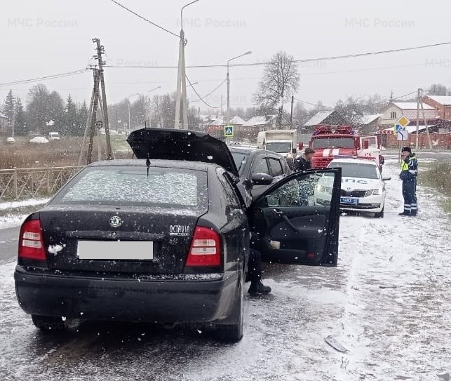 В Калужской области две легковушки столкнулись на заснеженной дороге