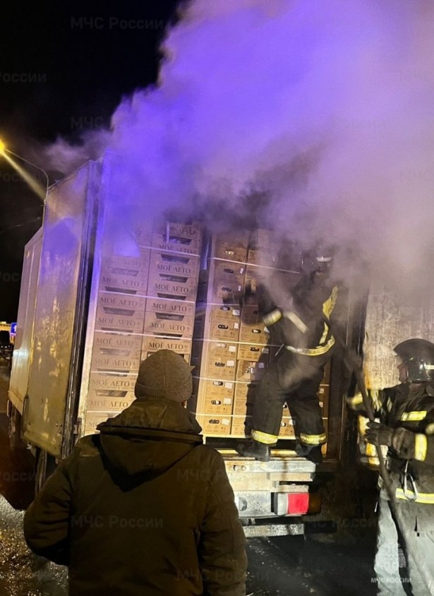 Фура с овощами сгорела на трассе в Калужской области - Жуков - Новости ...
