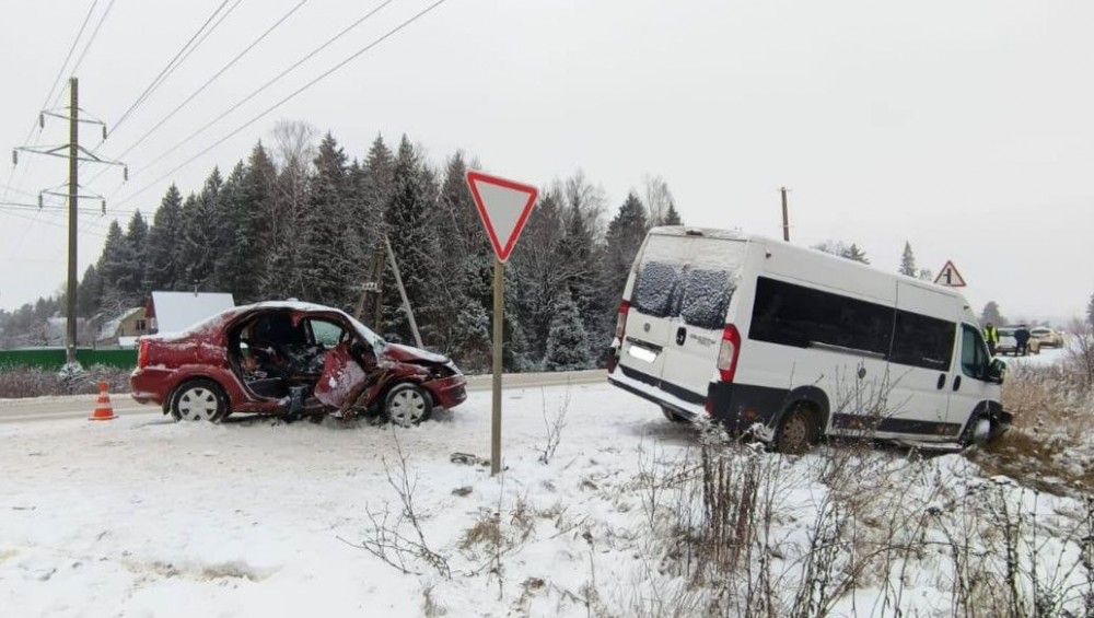 В Калужской области четыре человека пострадали в столкновении «Рено» и микроавтобуса