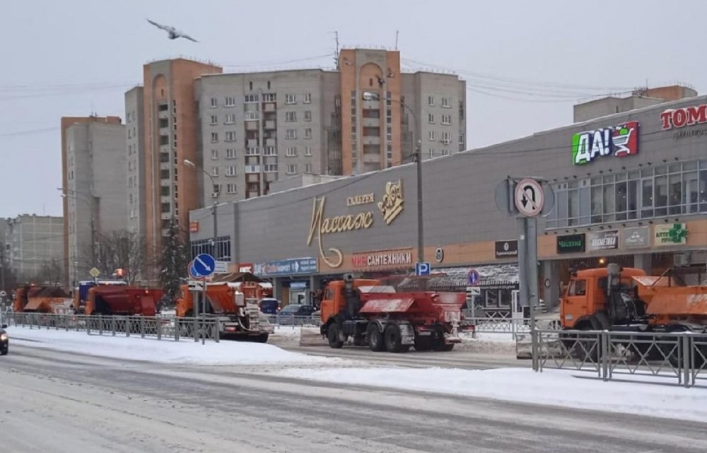 Обнинск убирают от снега 28 единиц техники