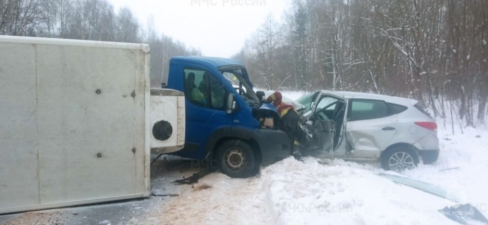 В Калужской области два человека пострадали в столкновении грузовика и «Хендая»