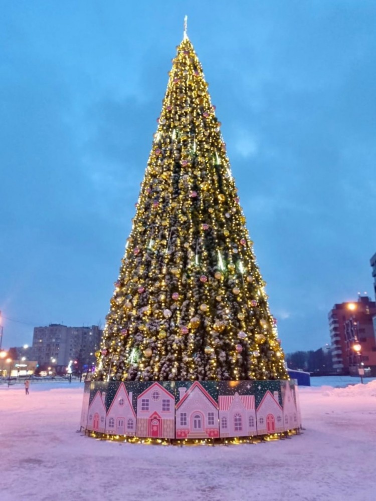 В Обнинске зажглась елка на проспекте Маркса