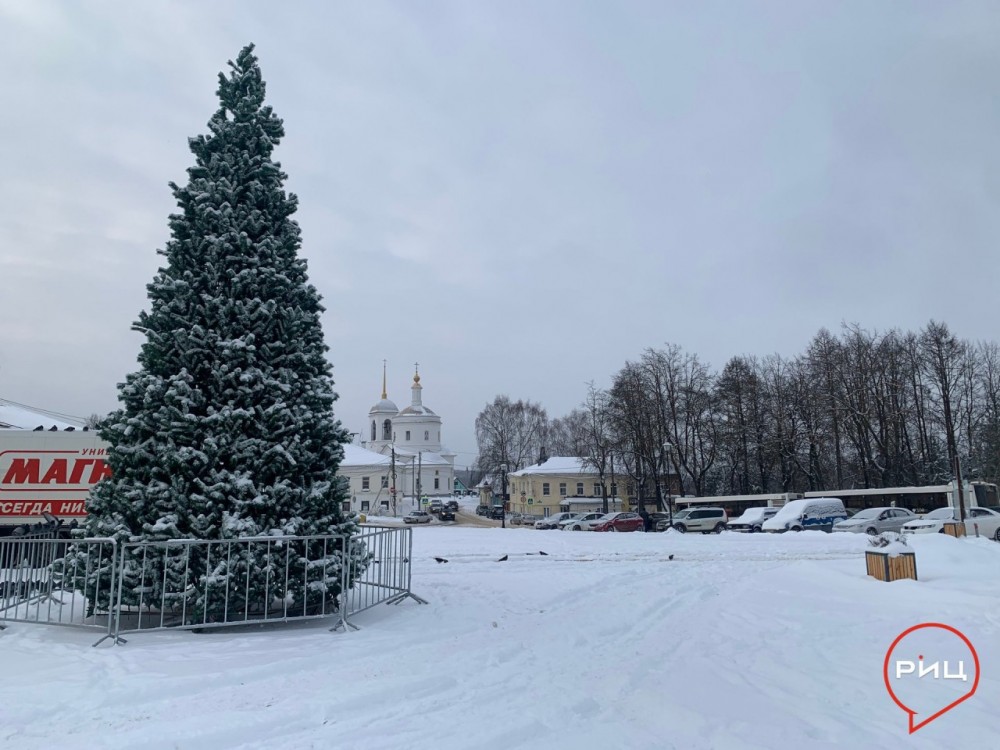 В Боровске установили новогоднюю елку