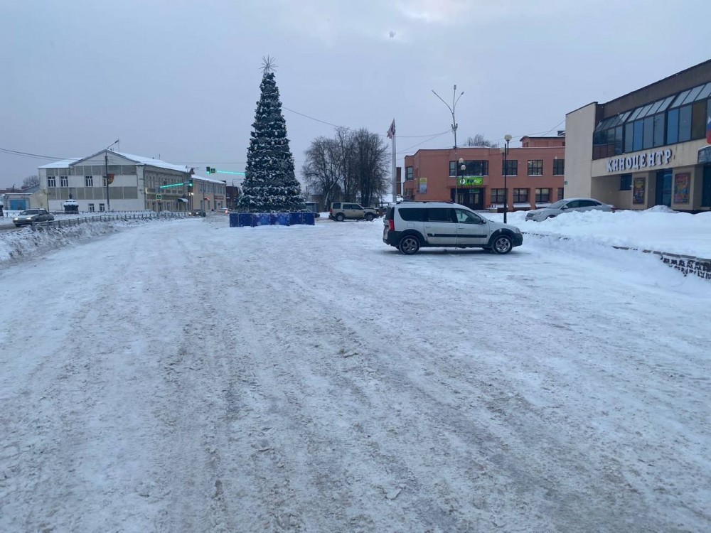 В Малоярославце начали чистить от снега парки и скверы