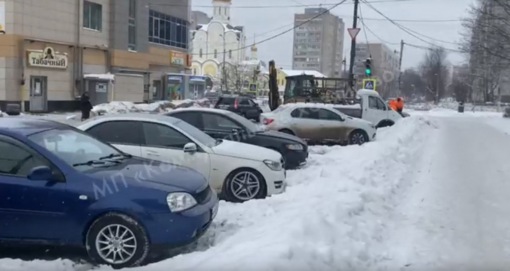В Обнинске не смогли почистить парковки из-за стоящих машин
