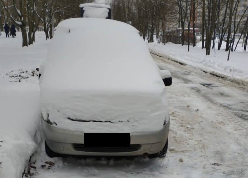 В Обнинске дублер проспекта Маркса не смогли почистить от снега из-за припаркованных машин