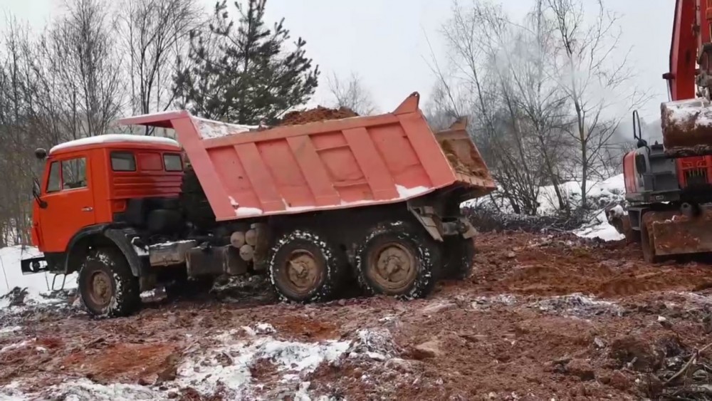 В Калужской области засыпали тлеющий мусорный полигон