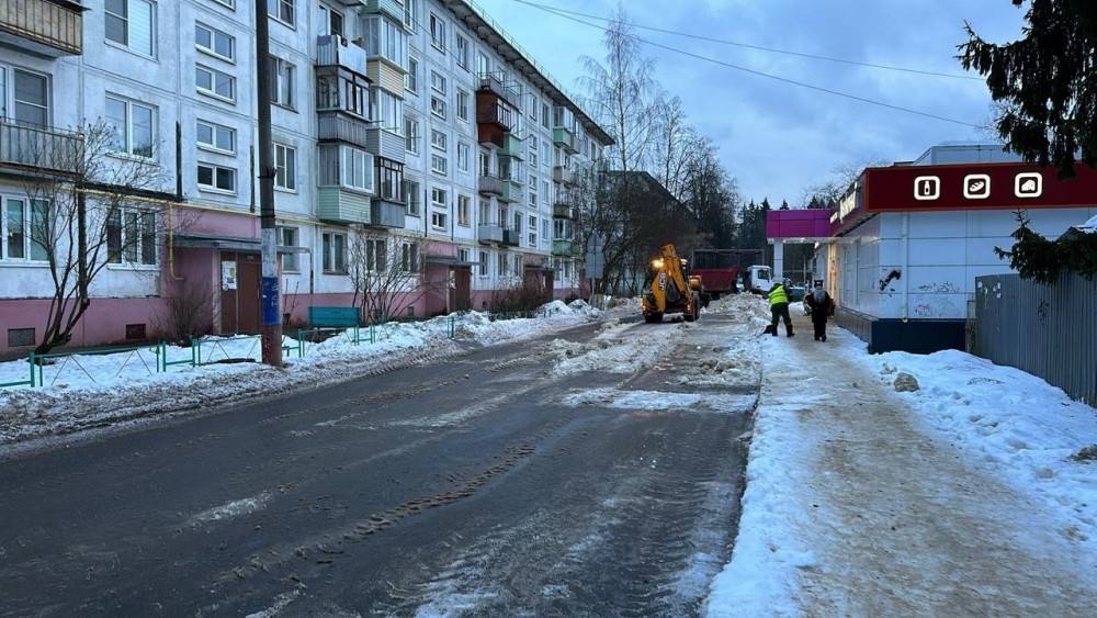 В Балабаново вывозят снег на улице Дзержинского