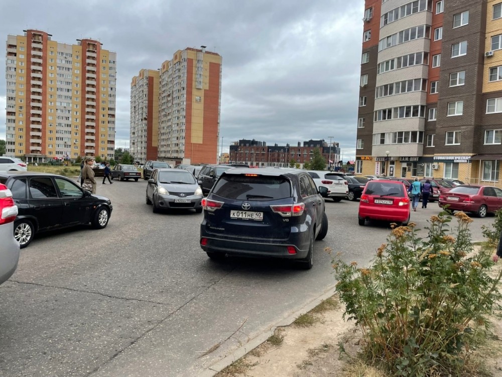День знаний возле 17-й школы в Обнинске превратился в столпотворение автомобилей 