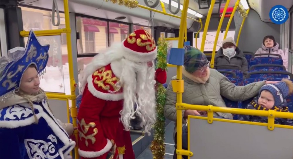 В Обнинске Дед Мороз и Снегурочка проехались на автобусах