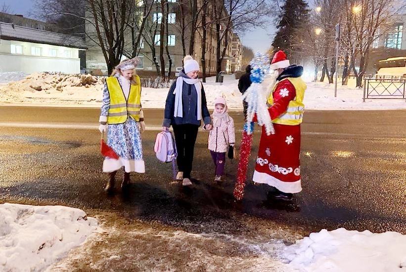 В Обнинске Дед Мороз и Снегурочка помогли детям переходить дорогу