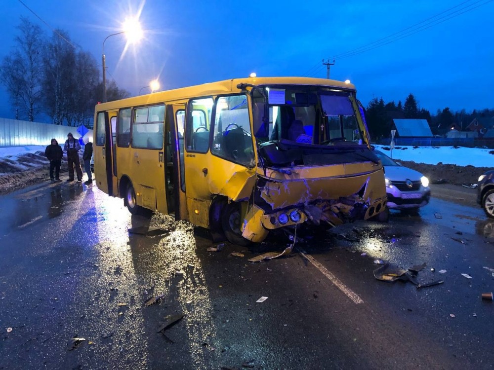 В Калужской области водитель «Рено» погиб в столкновении с рейсовым автобусом