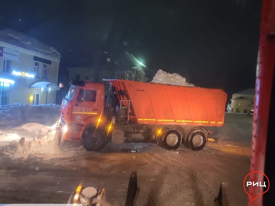 Парковку в центре Боровска очистили от снега