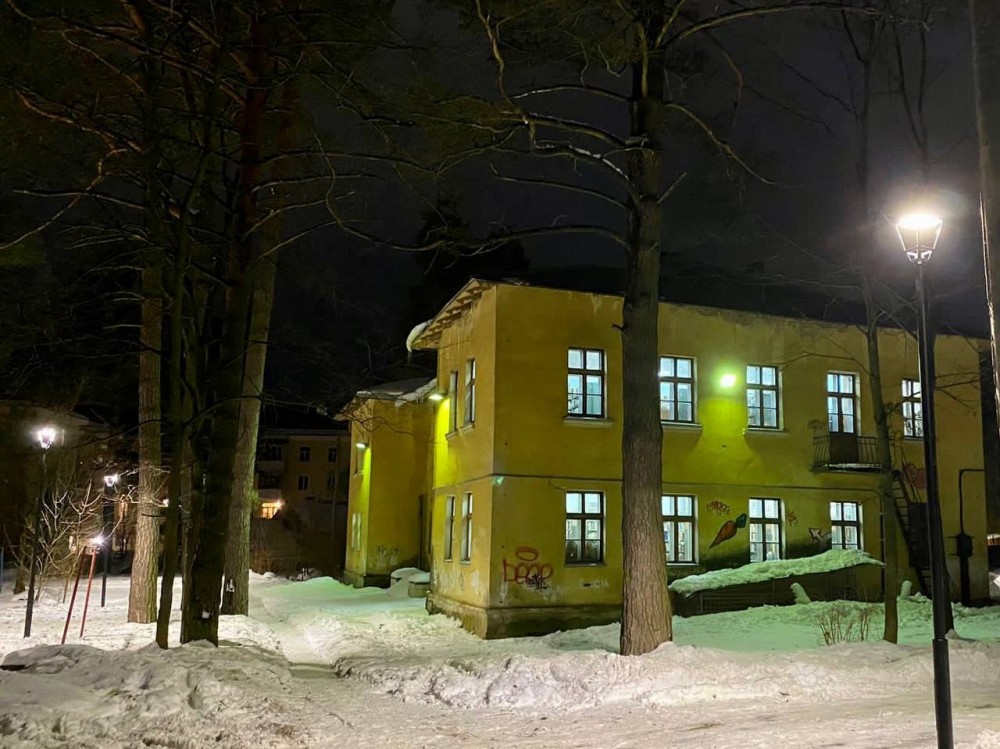 В Обнинске осветили сквер рядом с библиотекой