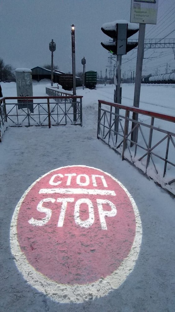 У железнодорожного перехода в Балабаново появился проекционный предупреждающий знак