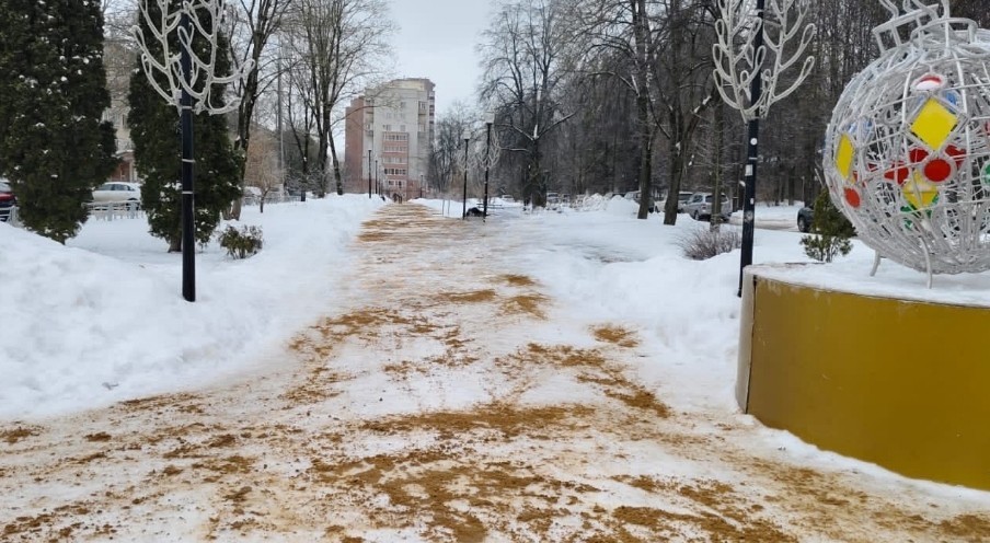 В Обнинске тротуары засыпают песком