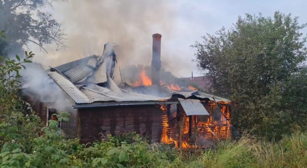 В Боровском районе сгорел заброшенный дом