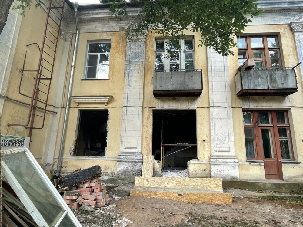 Беспрецедентная наглость: собственник самовольно разрушил часть фасада исторического здания в Обнинске