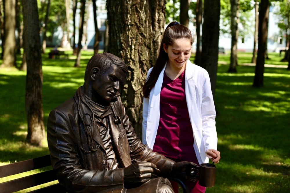 В Обнинске появилась скульптура дежурного врача 