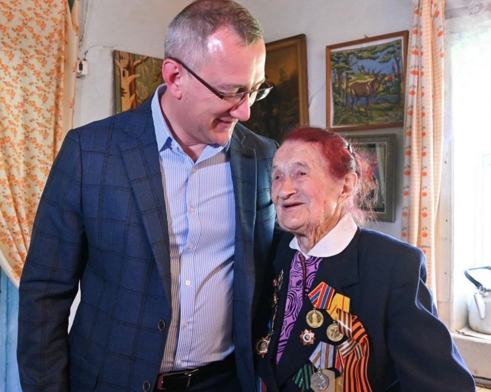 Владислав Шапша в свой юбилей поздравил калужанку со 102-летием 