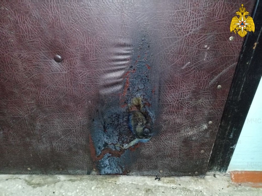 В Обнинске ночью загорелась входная дверь в квартиру 