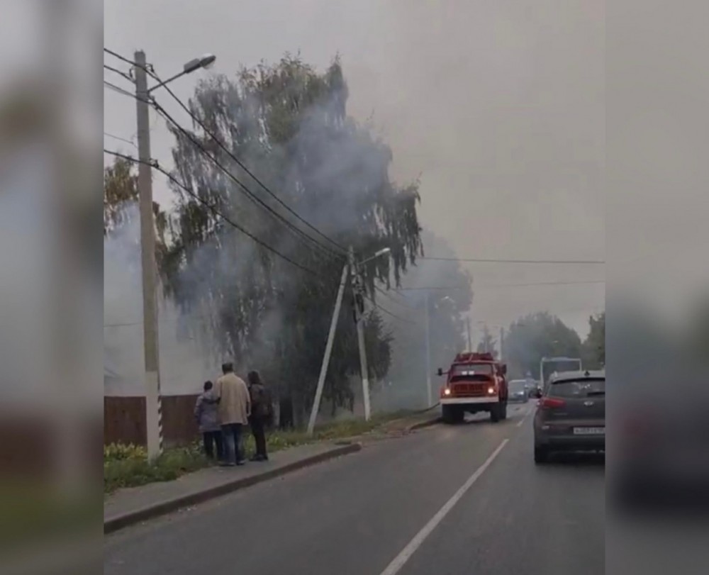 В Боровском районе горит жилой дом